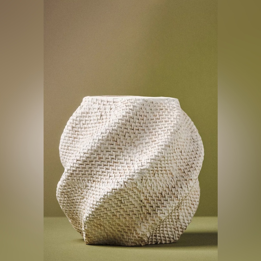 Anthropologie LENNON TEXTURED PLANTER
Style No.  4554G810AA Color: Cream
Size: L - Picture 9 of 9